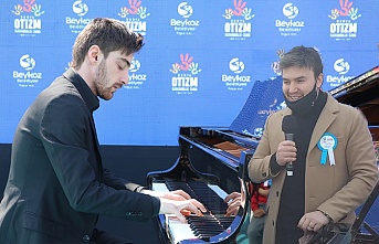Otizmli piyanist Yusuf Yazar ile şarkıcı Mustafa Ceceli Beykoz'da sahne aldı