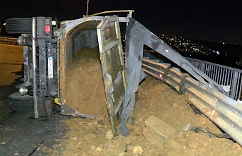 Beykoz’da kontrolden çıkan hafriyat kamyonu devrildi